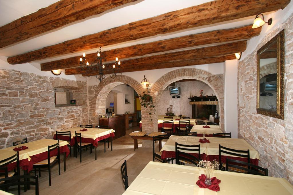 مبيت وإفطار Kastel Kaštelir المظهر الخارجي الصورة