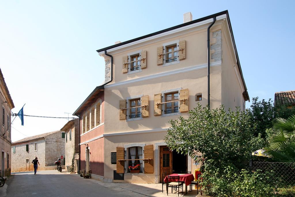 مبيت وإفطار Kastel Kaštelir المظهر الخارجي الصورة
