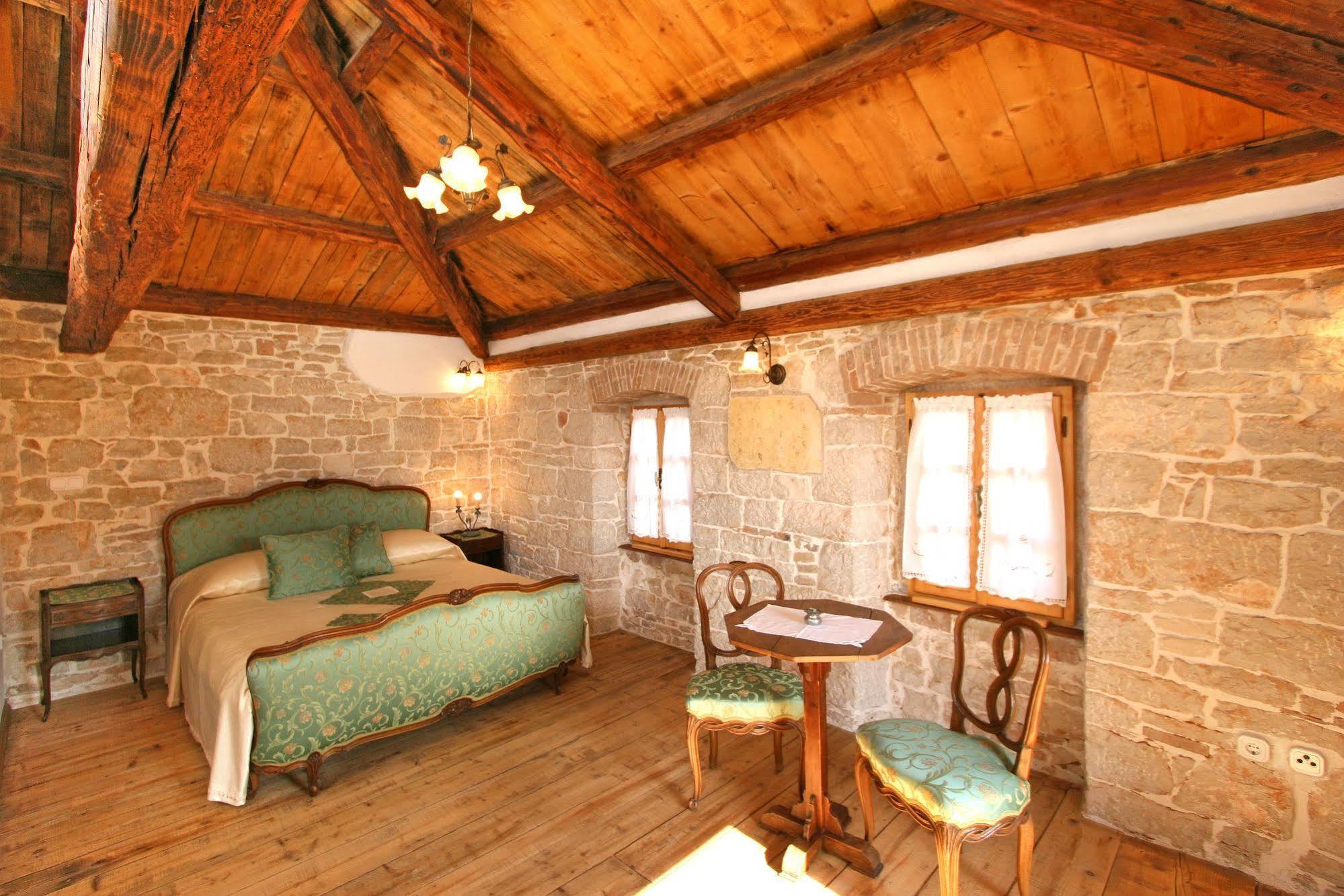 مبيت وإفطار Kastel Kaštelir المظهر الخارجي الصورة