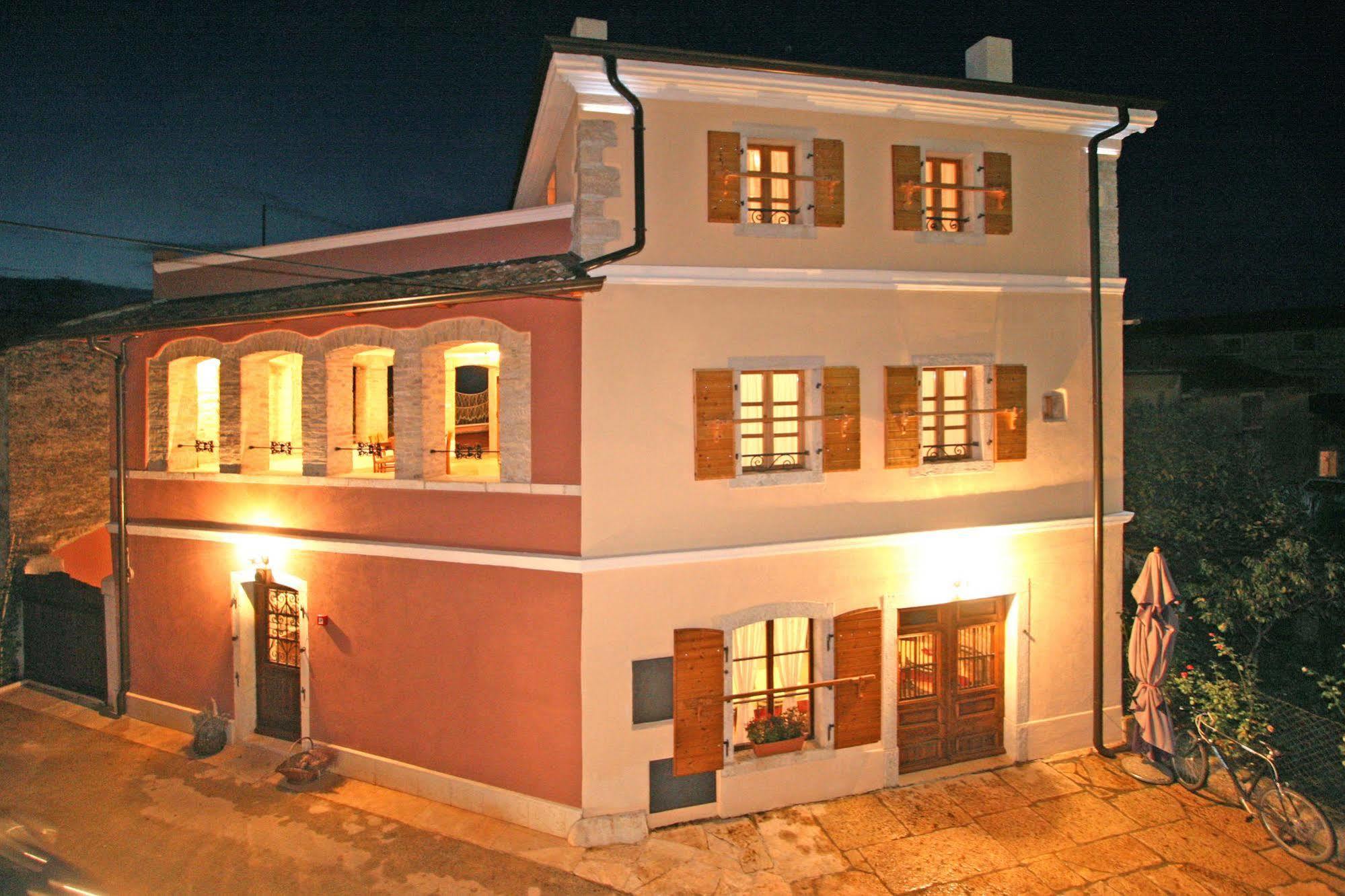 مبيت وإفطار Kastel Kaštelir المظهر الخارجي الصورة
